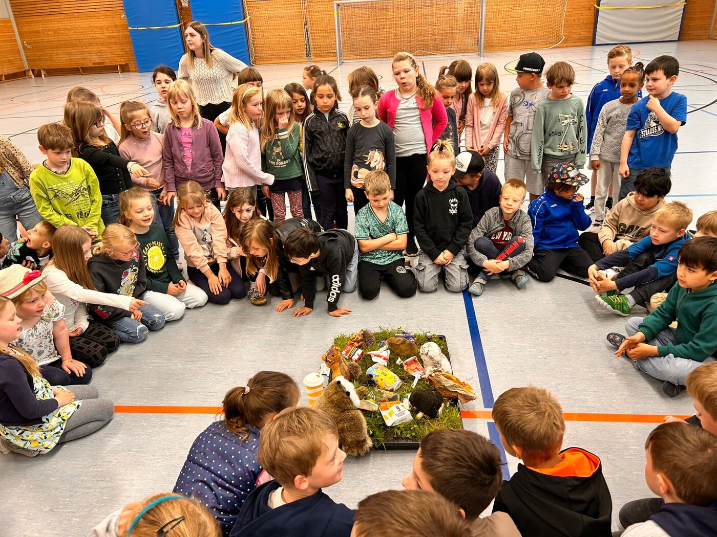 Grundschüler mit Müll